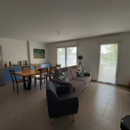 Design Apt With Balcony Near The شقة